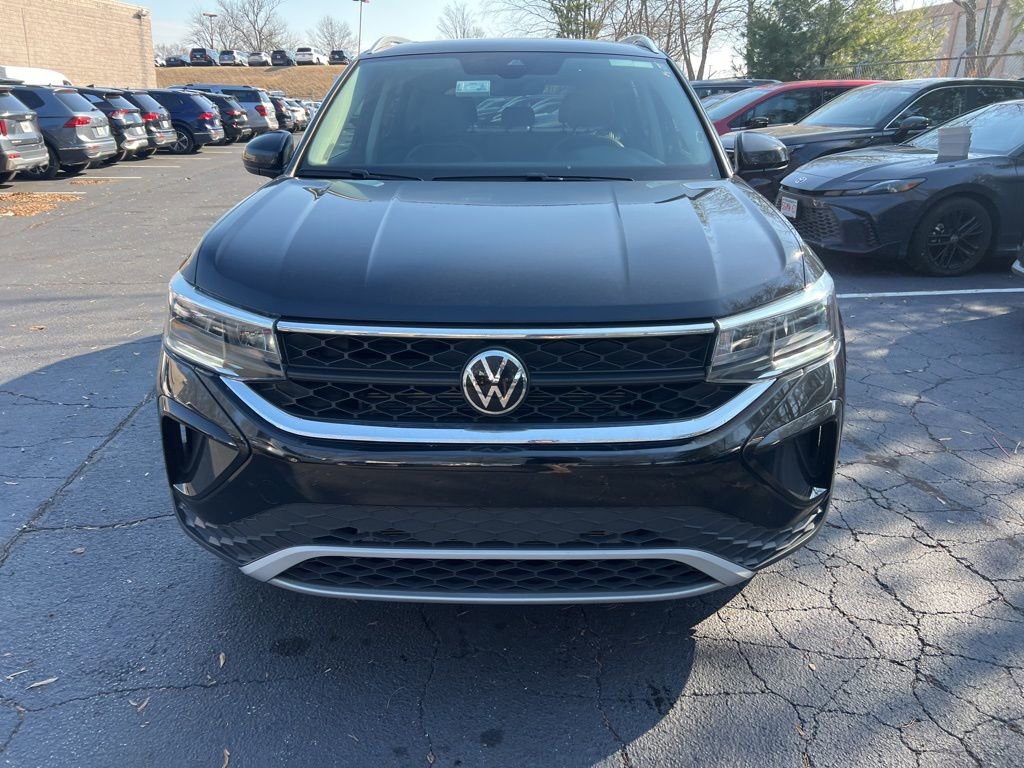 Used 2024 Volkswagen Taos SE image 2