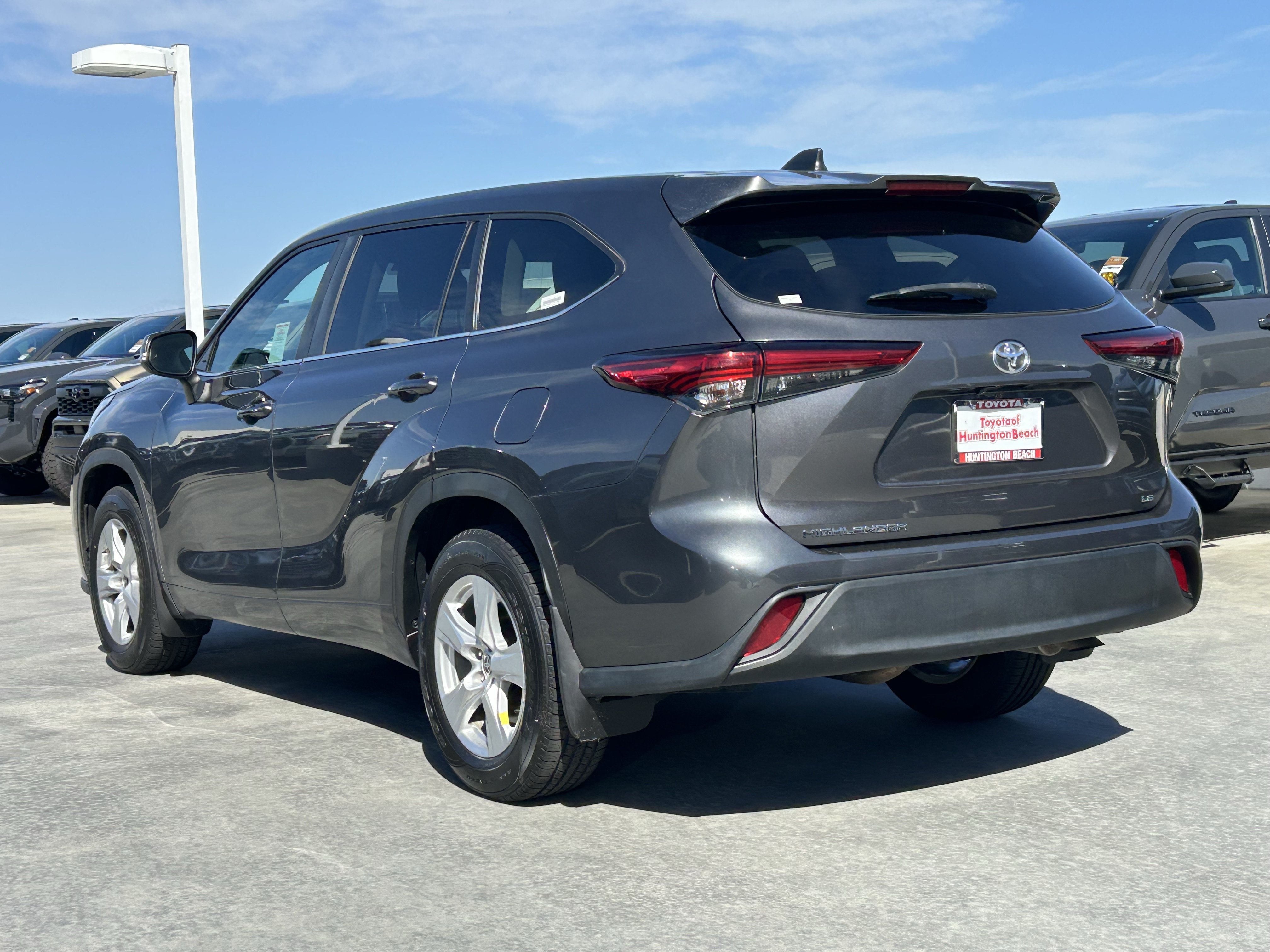 Certified 2023 Toyota Highlander LE FWD image 5
