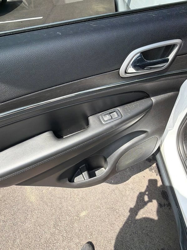Used 2018 Jeep Grand Cherokee Limited AWD/4WD image 15