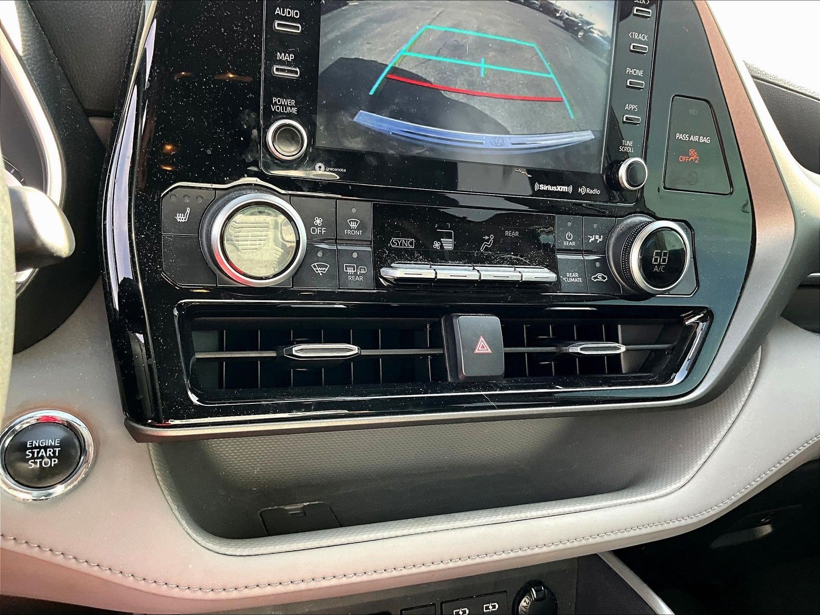 Used 2022 Toyota Highlander XLE AWD/4WD image 14
