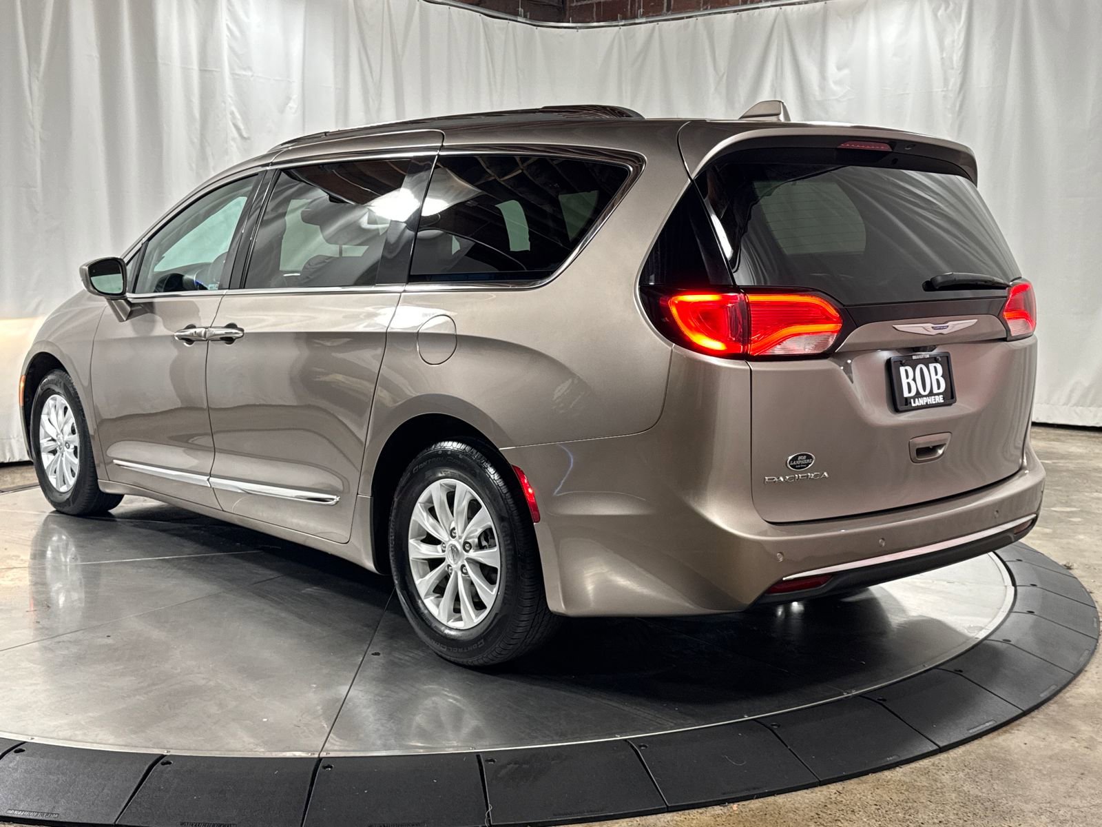 Used 2018 Chrysler Pacifica Touring-L FWD image 9