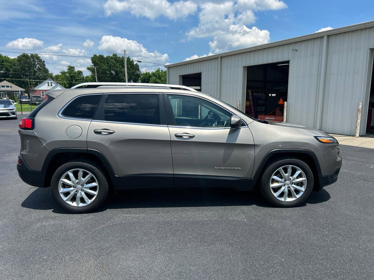 Used 2017 Jeep Cherokee Limited w/ Technology Group FWD image 4