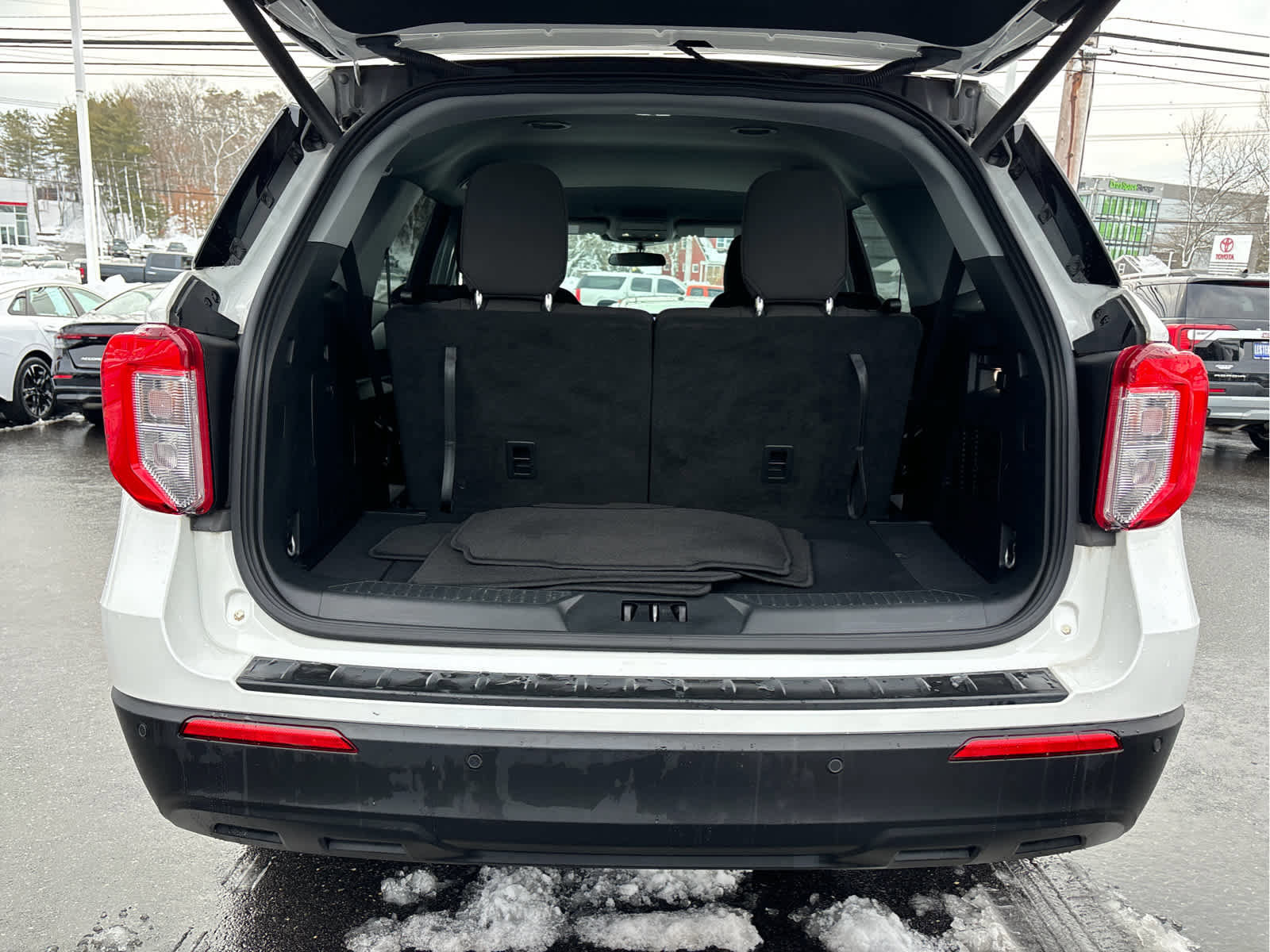 Used 2023 Ford Explorer XLT image 32