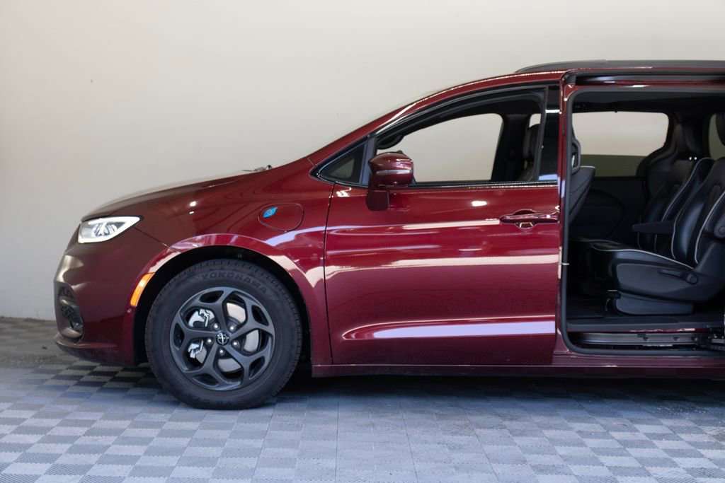 Used 2021 Chrysler Pacifica Limited w/ Uconnect Theater Family Group FWD image 8
