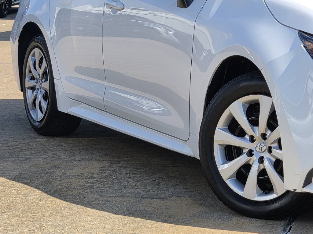 Used 2025 Toyota Corolla LE FWD image 12