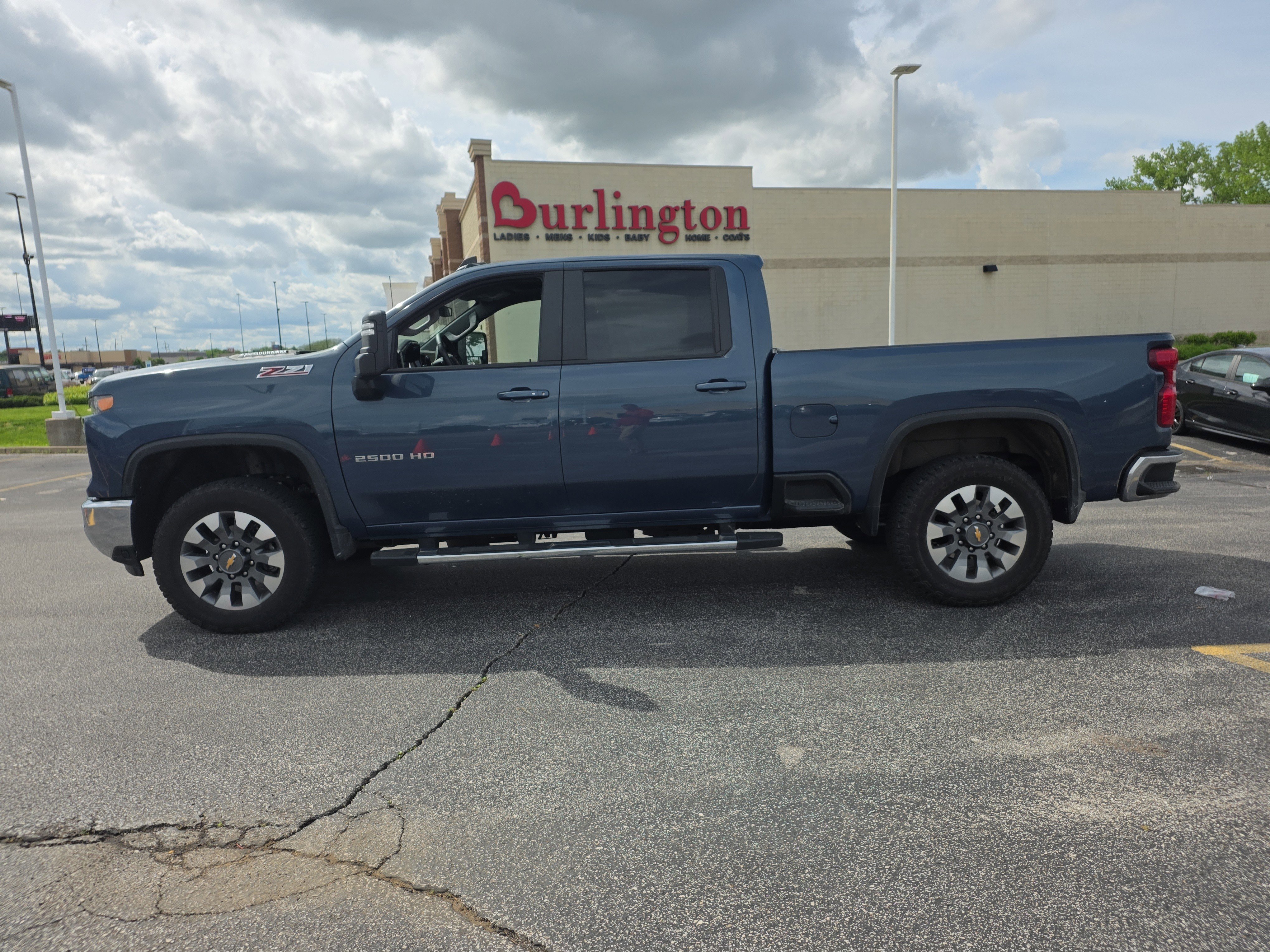 Used 2025 Chevrolet Silverado 2500 LT AWD/4WD image 6