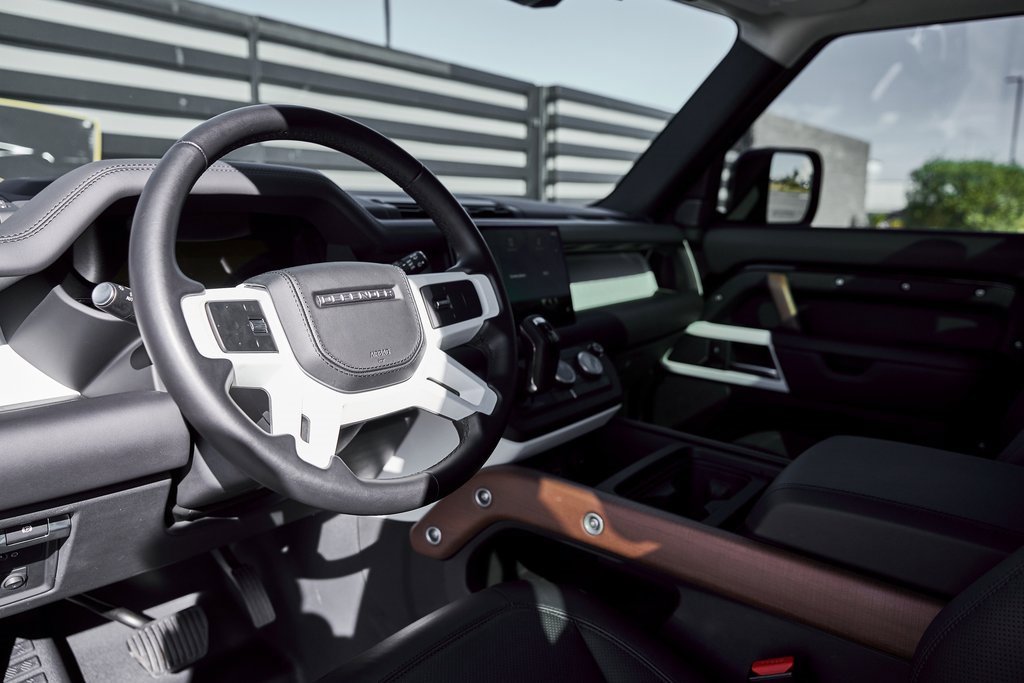 Used 2024 Land Rover Defender 110 SE image 2