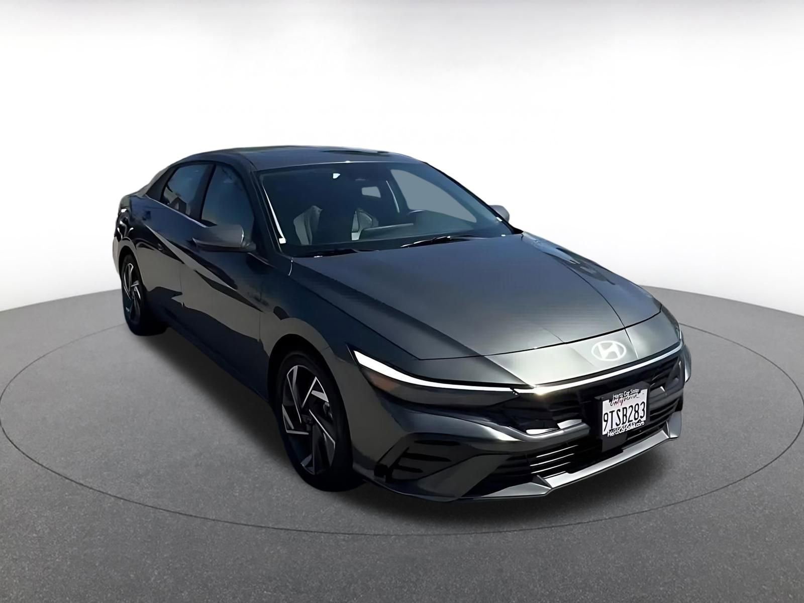 Used 2025 Hyundai Elantra Limited image 3