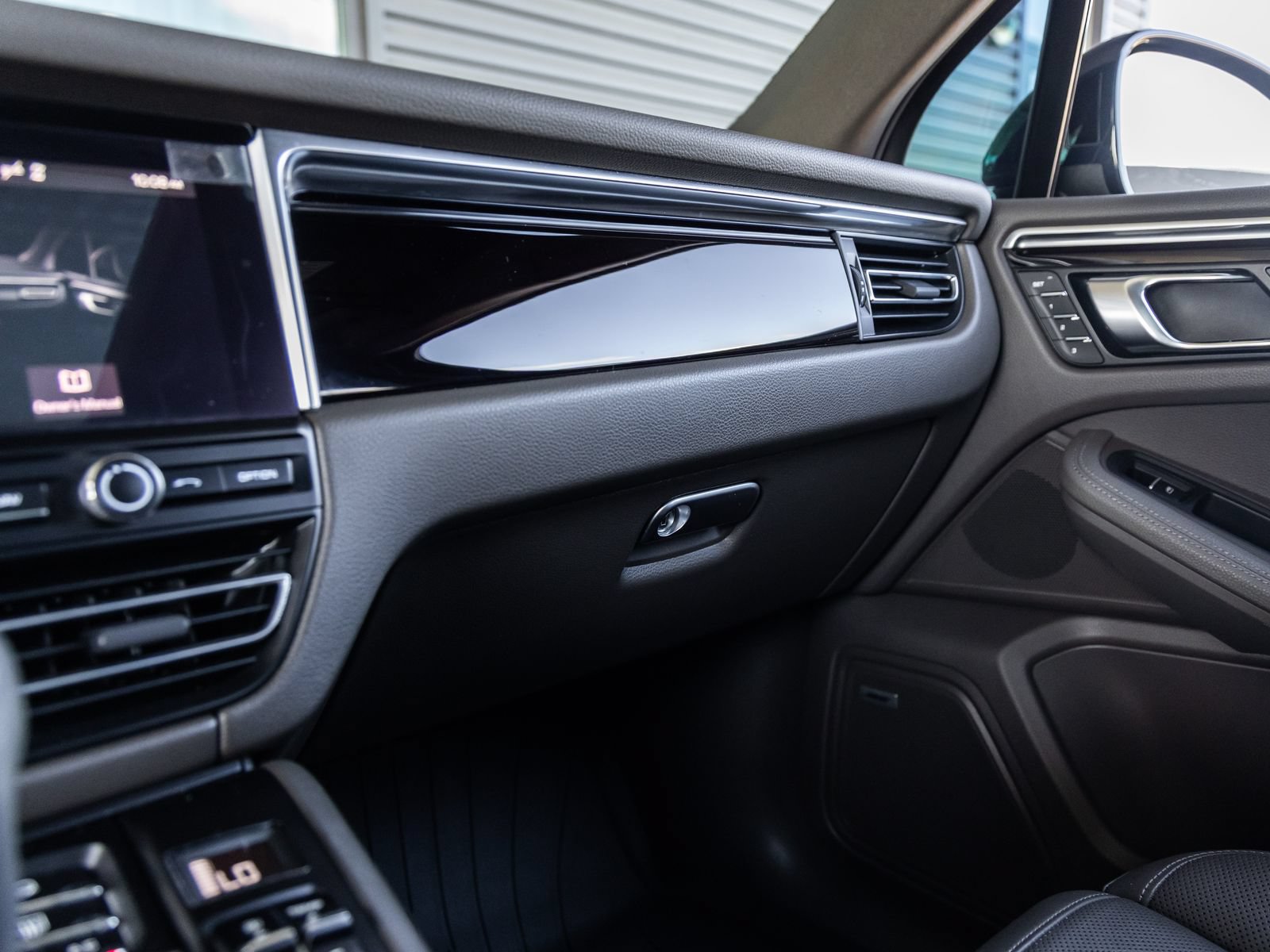 Certified 2021 Porsche Macan AWD/4WD image 27