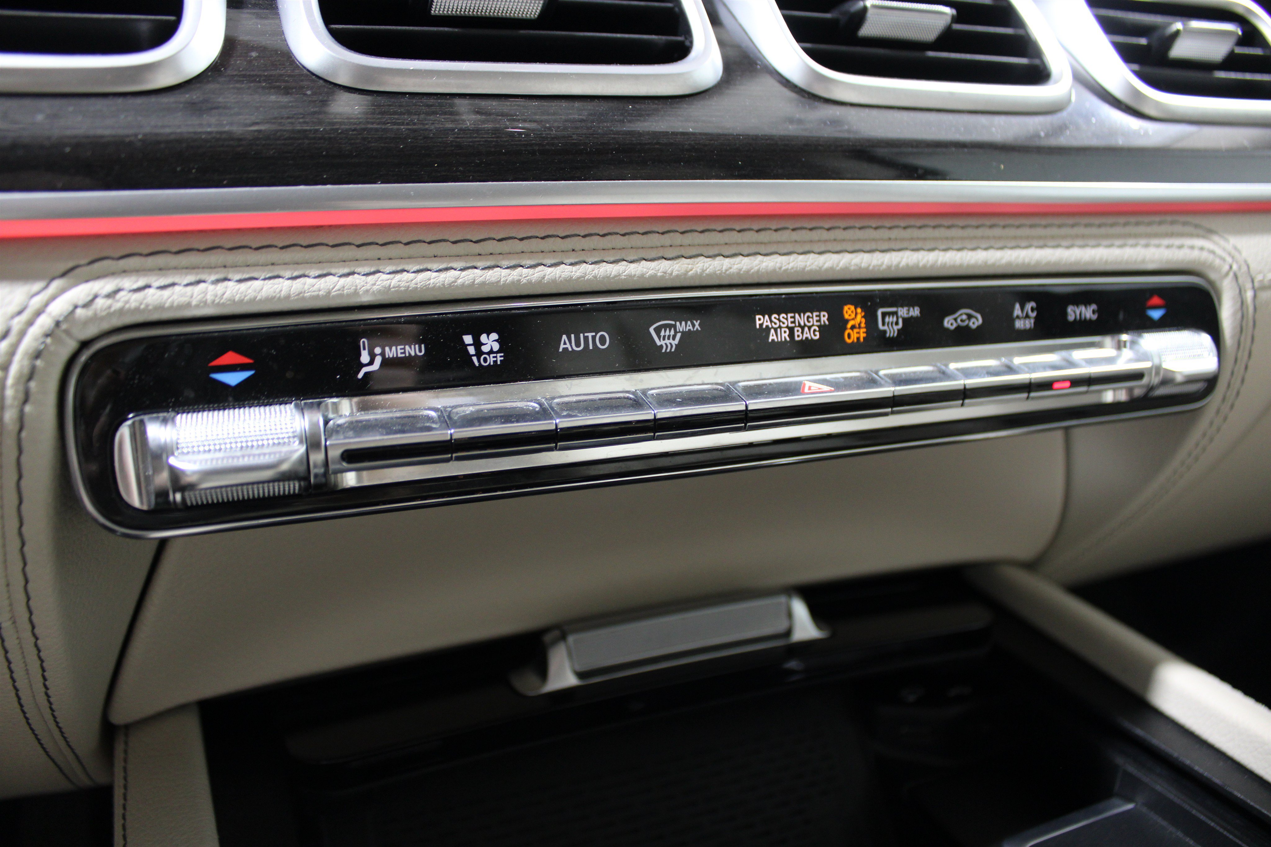 Used 2020 Mercedes-Benz GLE 350 4MATIC w/ Premium Package image 16