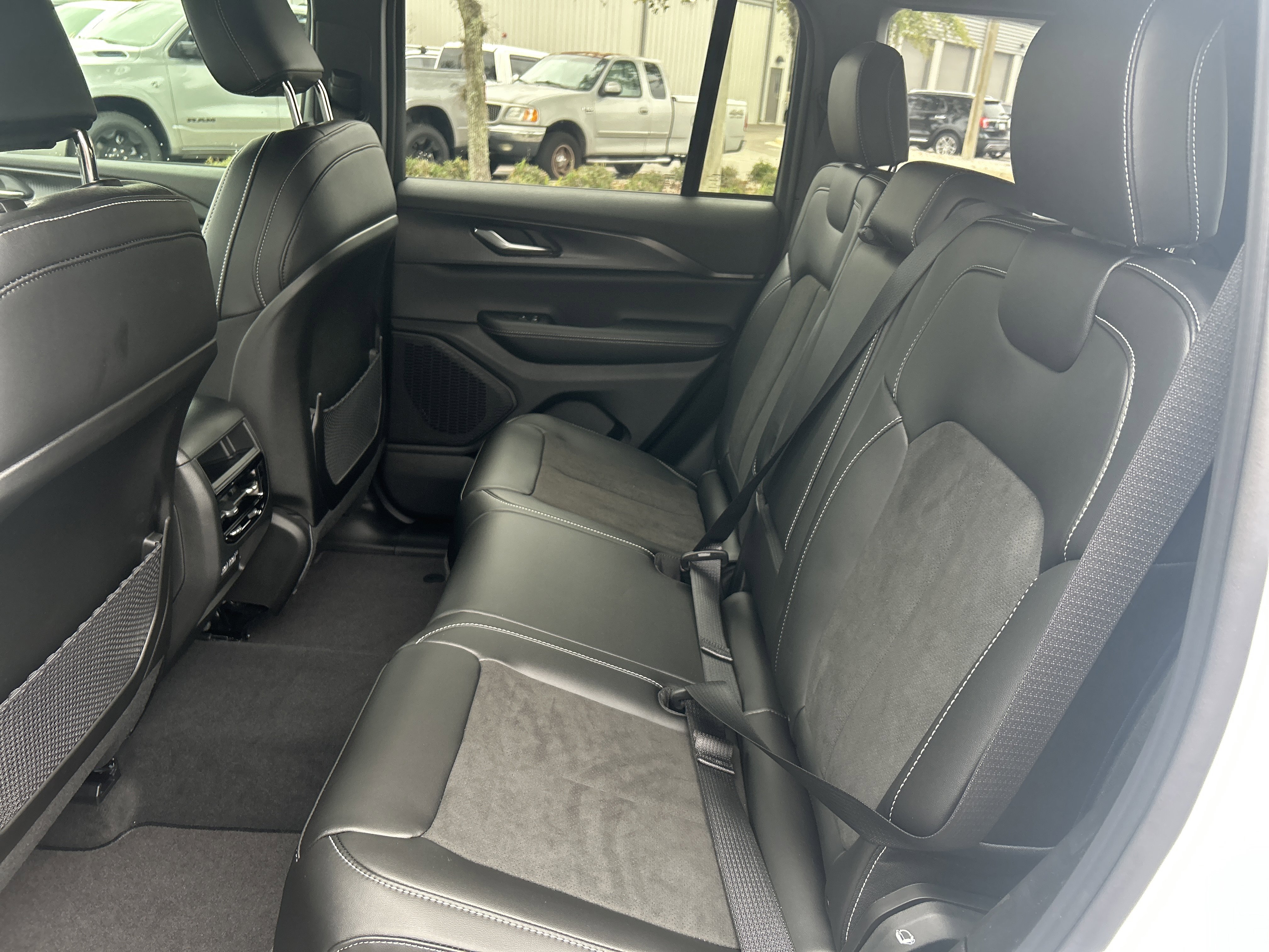 New 2025 Jeep Grand Cherokee Altitude image 34