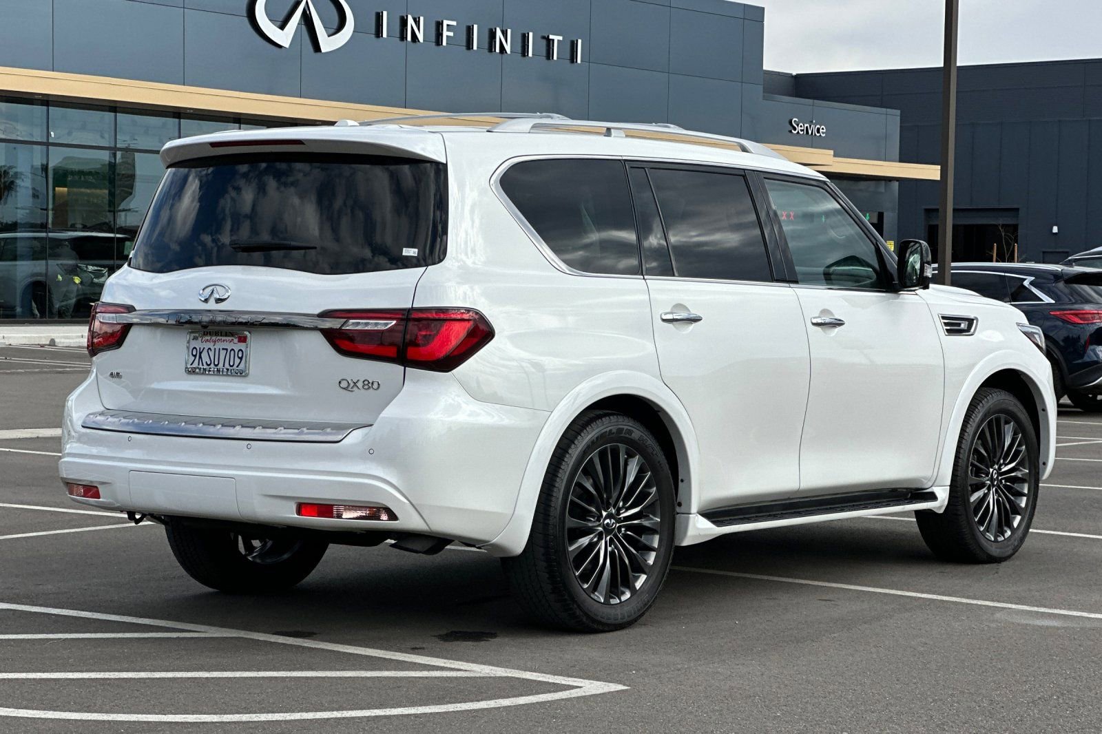 Certified 2023 INFINITI QX80 Premium Select w/ Cargo Package image 4