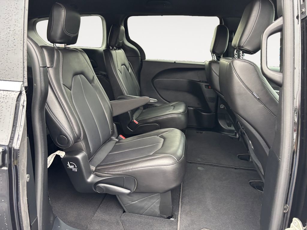 Used 2025 Chrysler Pacifica Select image 11