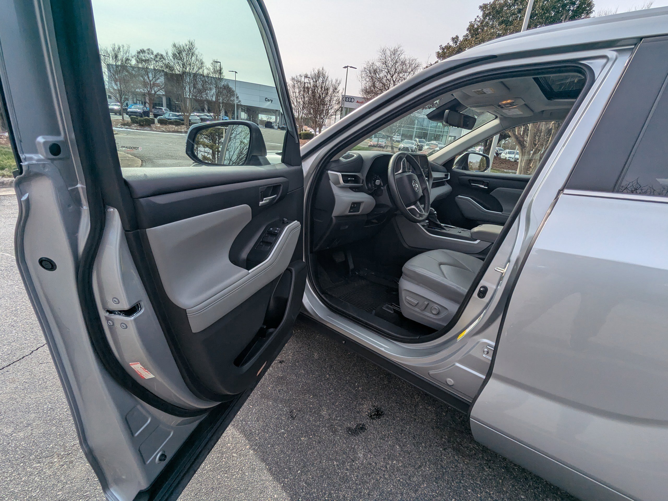 Used 2023 Toyota Highlander XLE image 8