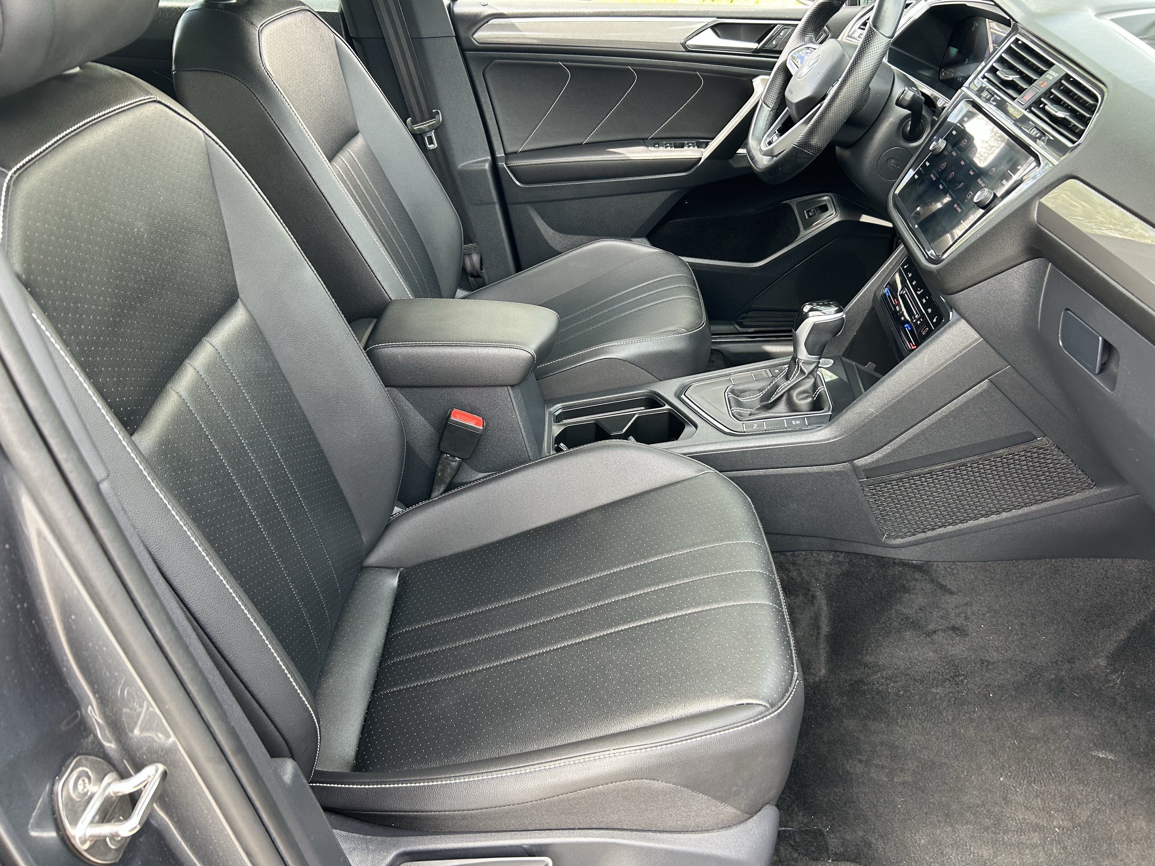 Used 2024 Volkswagen Tiguan SE R-Line FWD image 9