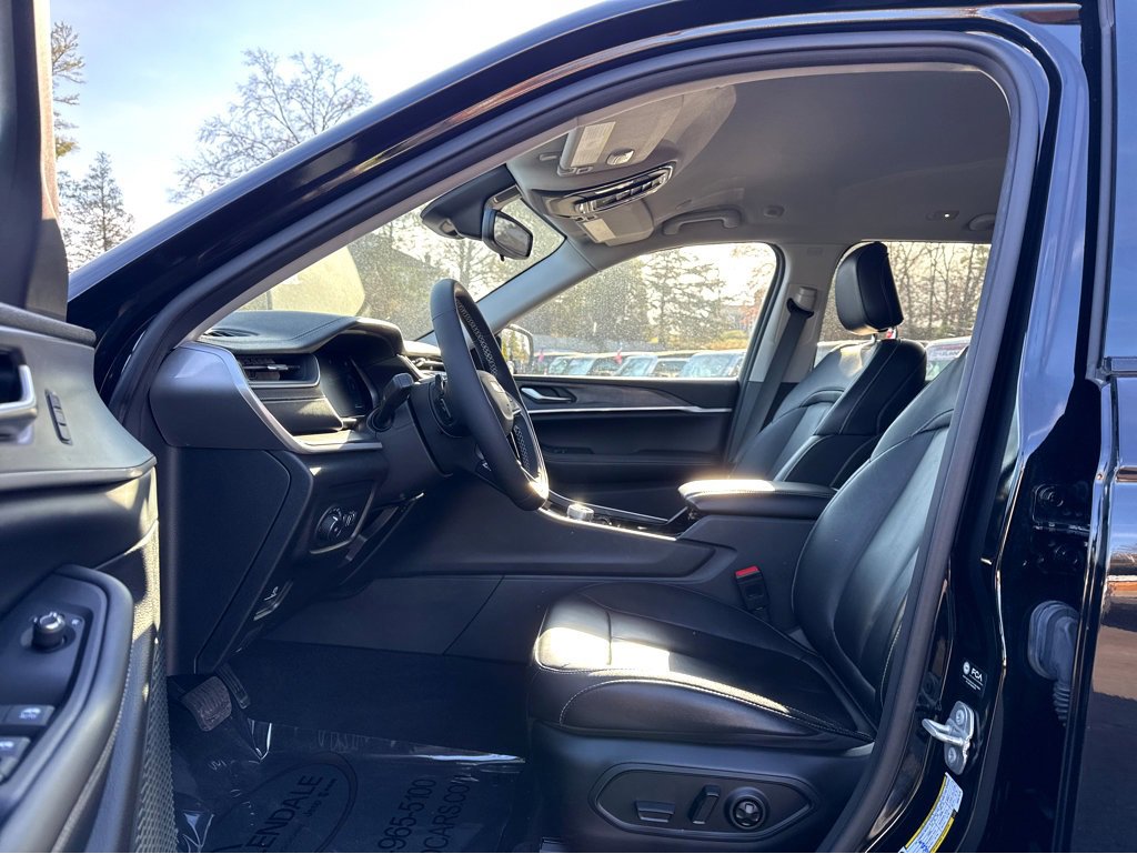 Certified 2023 Jeep Grand Cherokee Limited w/ Black Appearance Package image 11