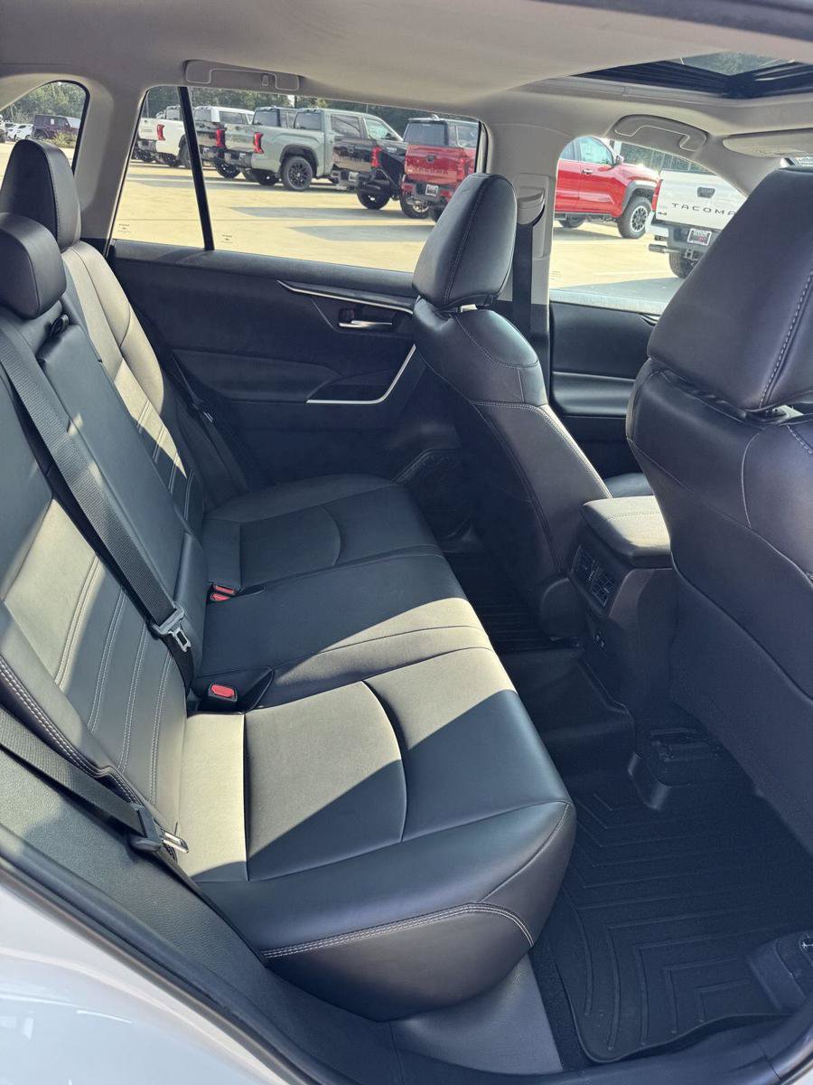 Used 2020 Toyota RAV4 XLE Premium FWD image 20