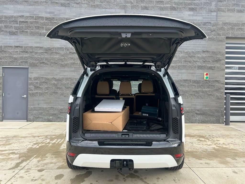 New 2025 Land Rover Discovery Dynamic SE image 9