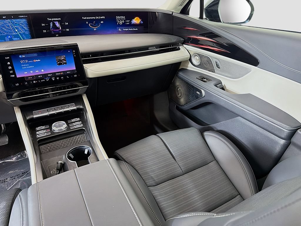 Used 2025 Lincoln Nautilus Reserve AWD/4WD image 32