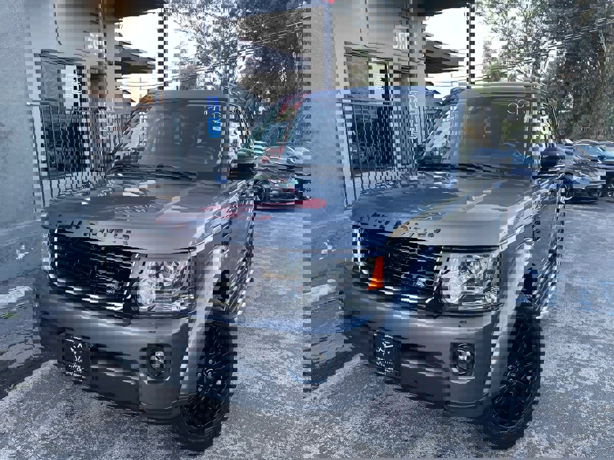 Used 2016 Land Rover LR4 HSE Silver Edition image 1