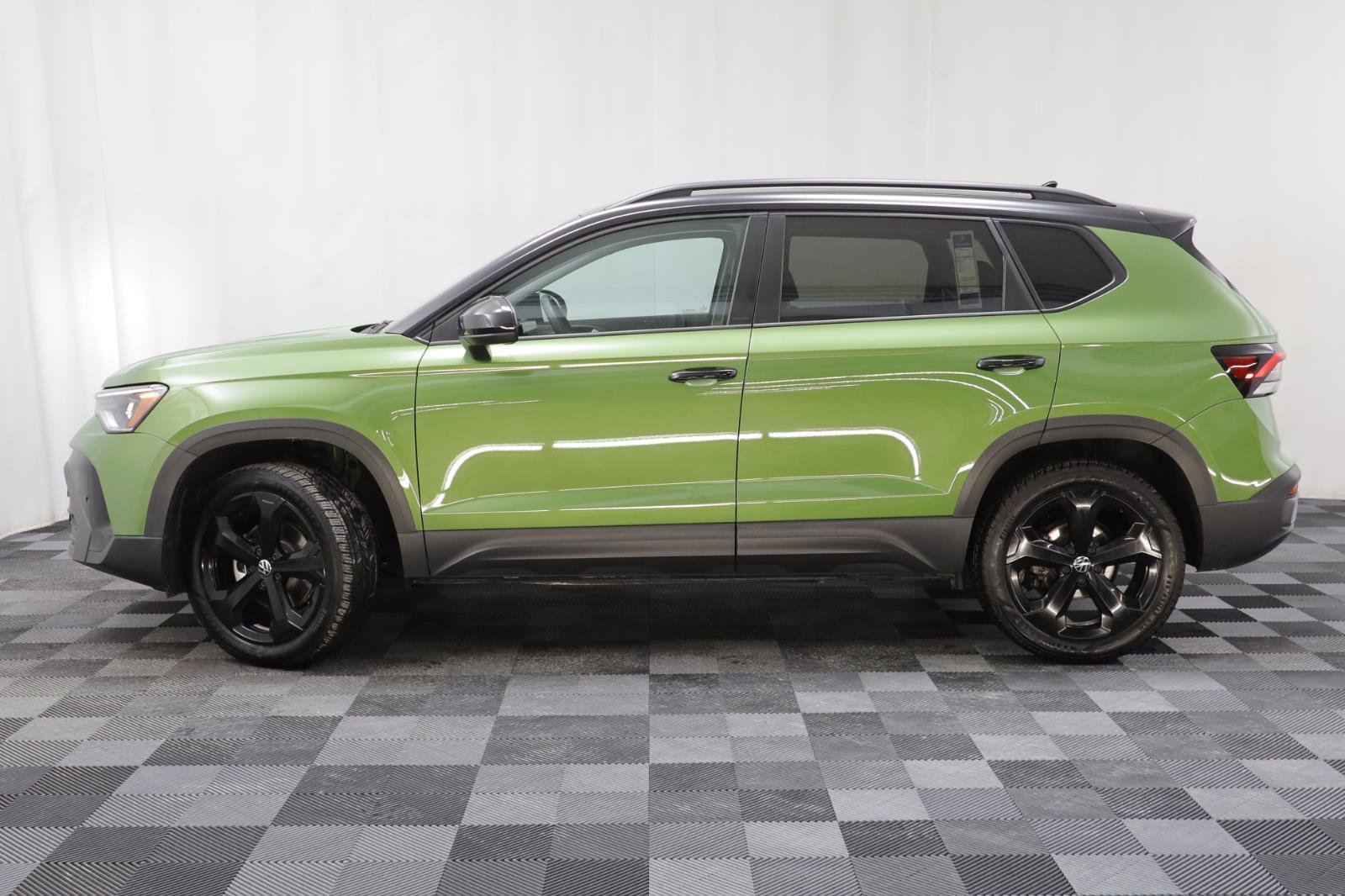 Used 2025 Volkswagen Taos SE image 4