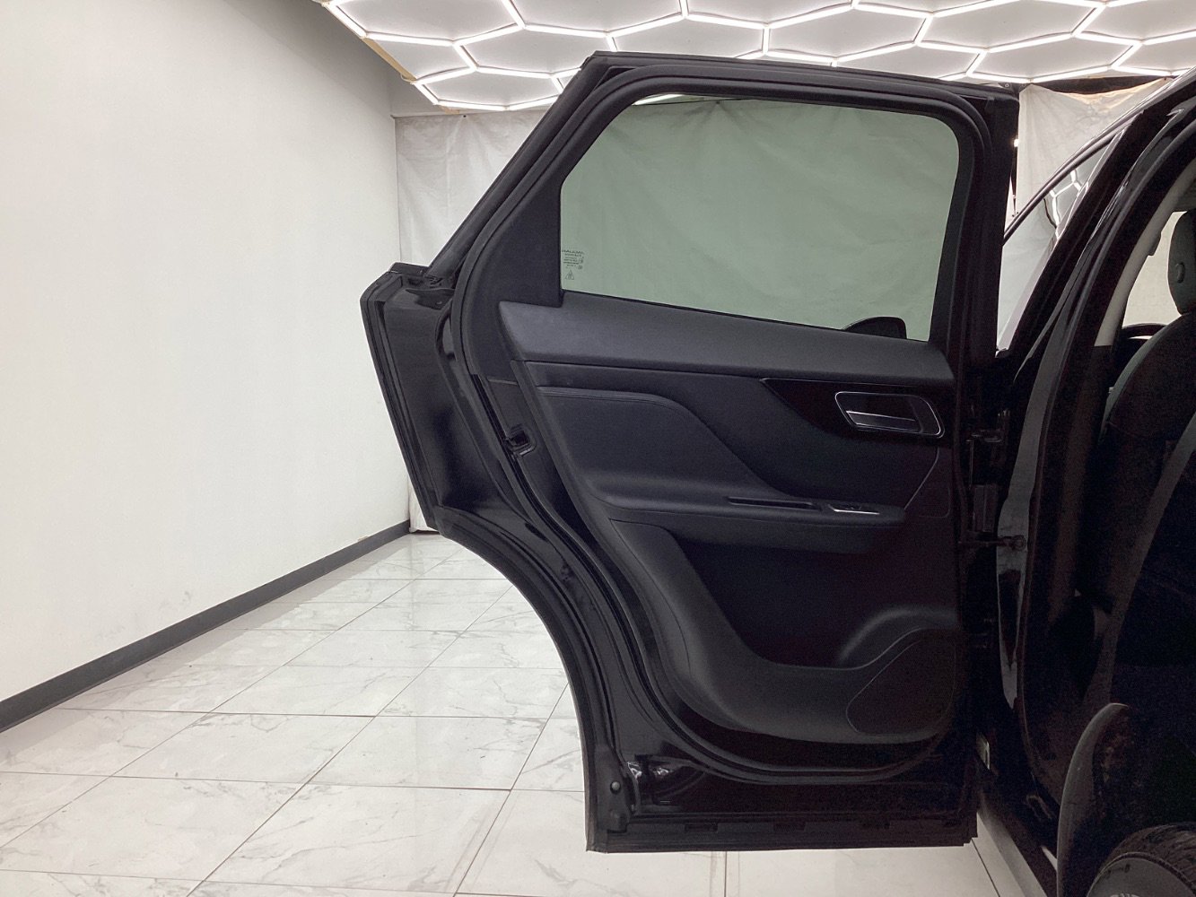 Used 2018 Jaguar F-PACE Premium image 25