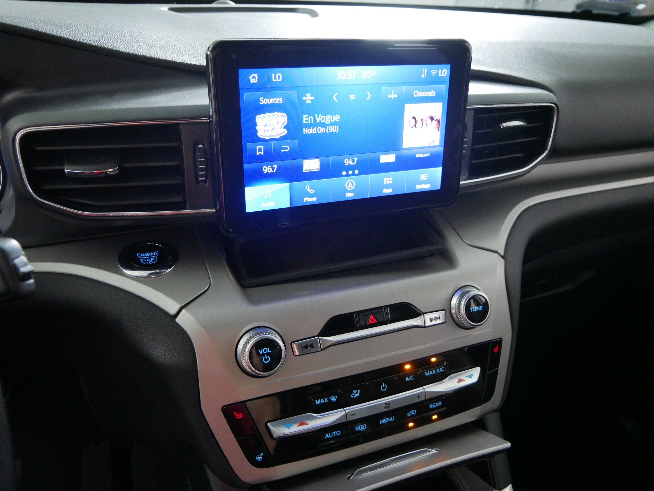 Used 2023 Ford Explorer XLT AWD/4WD image 22