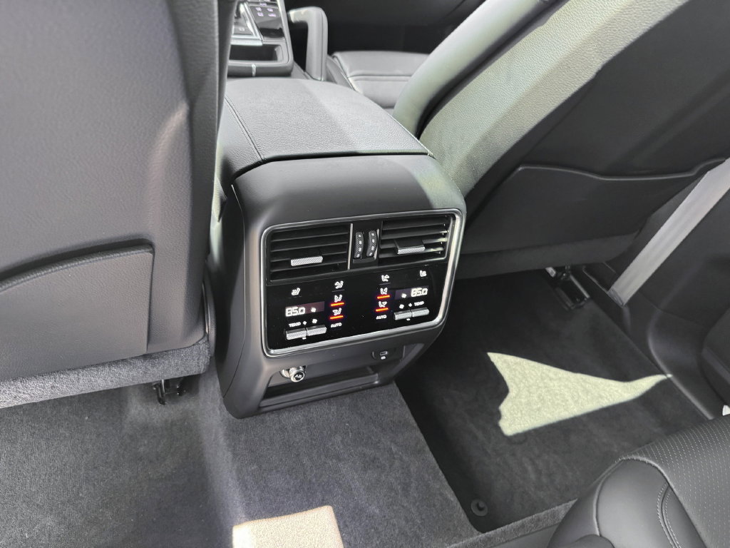 Used 2023 Porsche Cayenne Platinum Edition AWD/4WD image 27