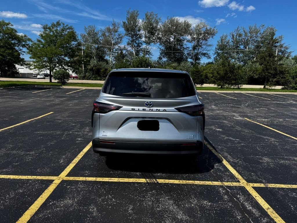 Used 2023 Toyota Sienna XLE AWD/4WD image 9