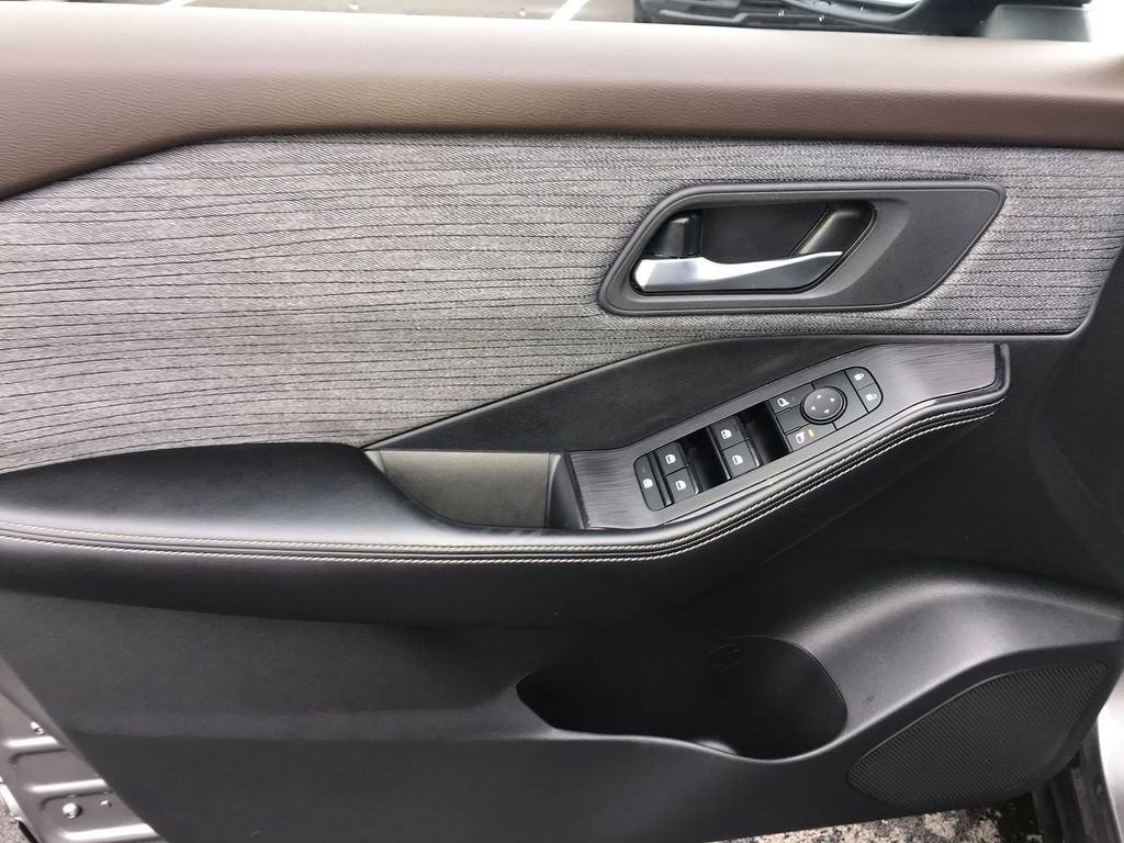 Used 2023 Nissan Rogue SV image 13