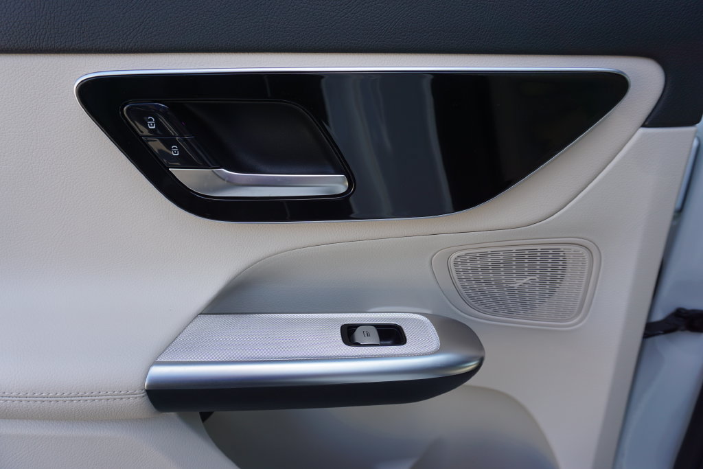 Used 2025 Mercedes-Benz GLC 300 4MATIC image 22