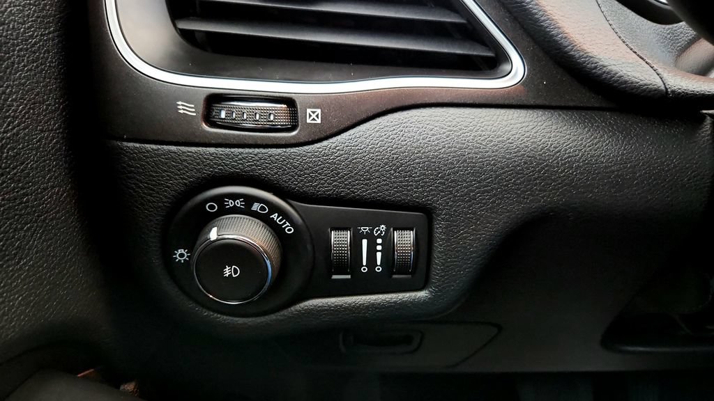 Used 2021 Jeep Cherokee Trailhawk w/ Sun, Sound & Nav Group AWD/4WD image 32