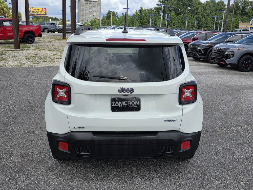 Used 2017 Jeep Renegade Latitude FWD image 3