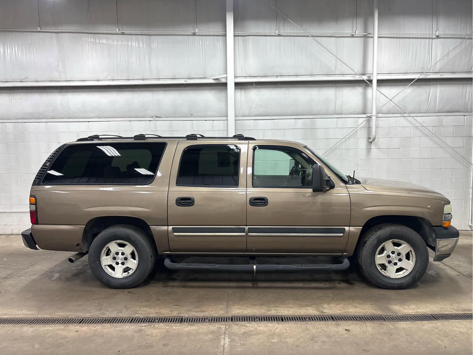 Used 2004 Chevrolet Suburban LS image 1