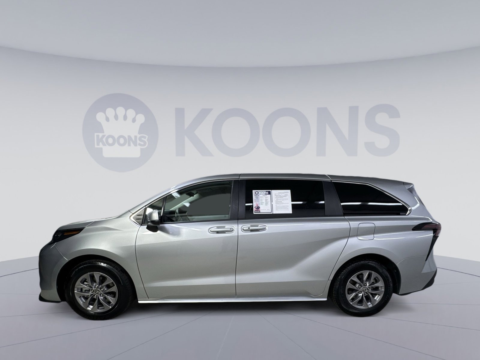Used 2024 Toyota Sienna LE image 8