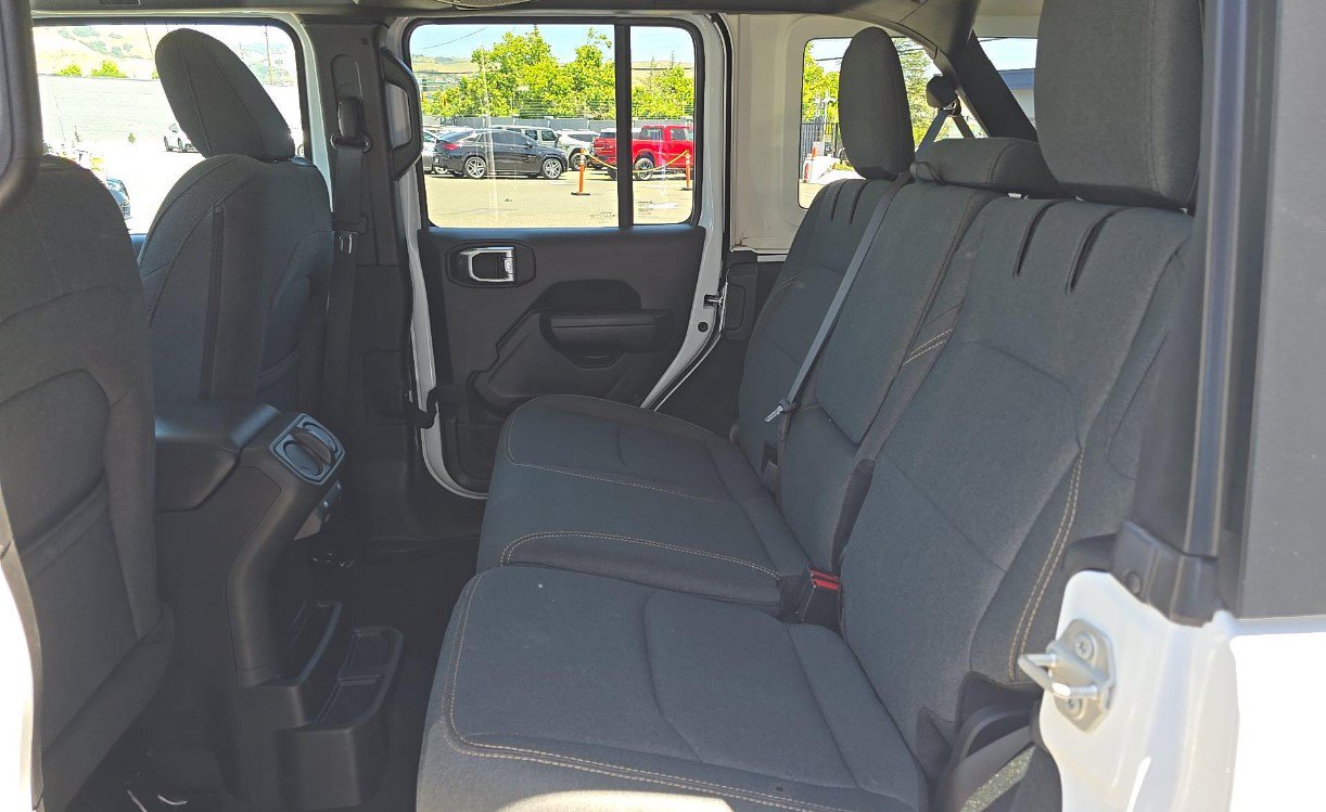Used 2024 Jeep Wrangler Unlimited AWD/4WD image 10