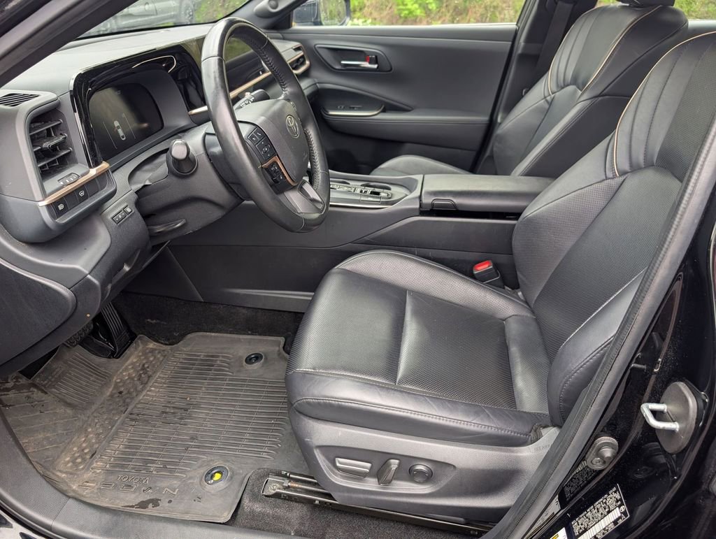 Used 2023 Toyota Crown Limited image 11