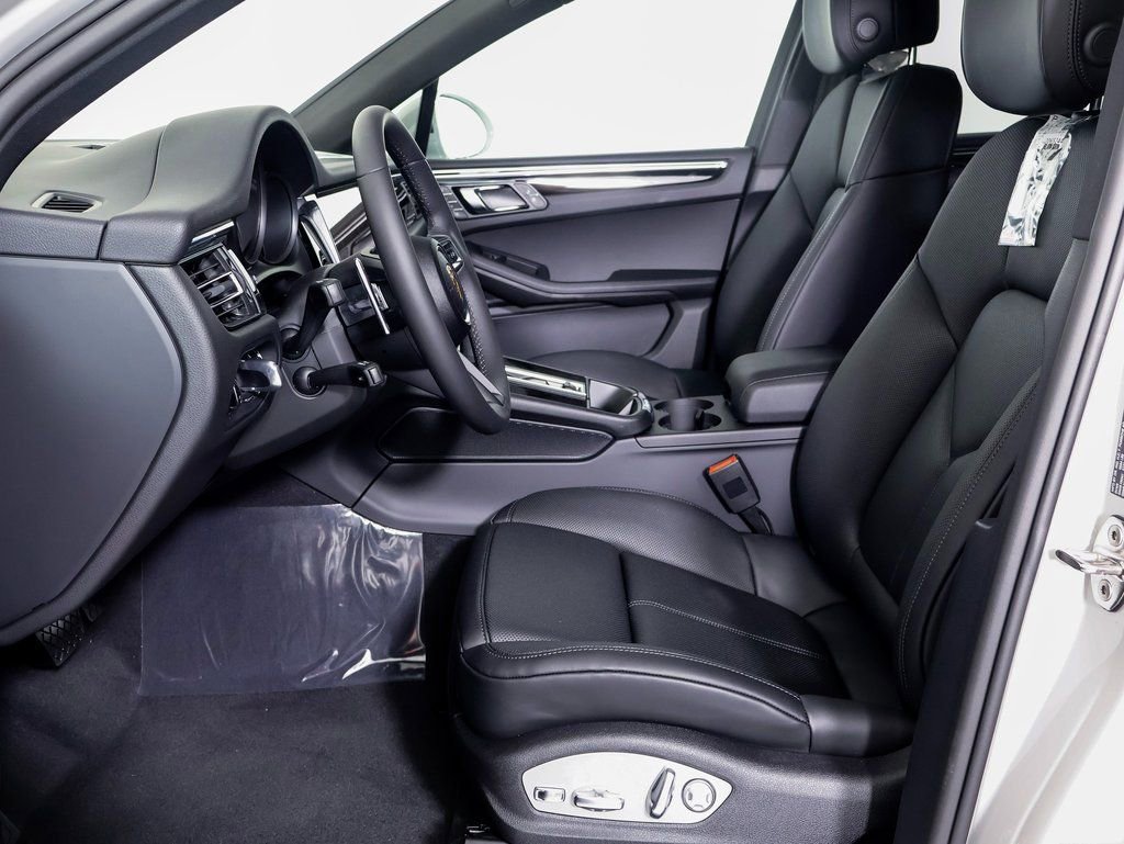 Certified 2025 Porsche Macan image 5