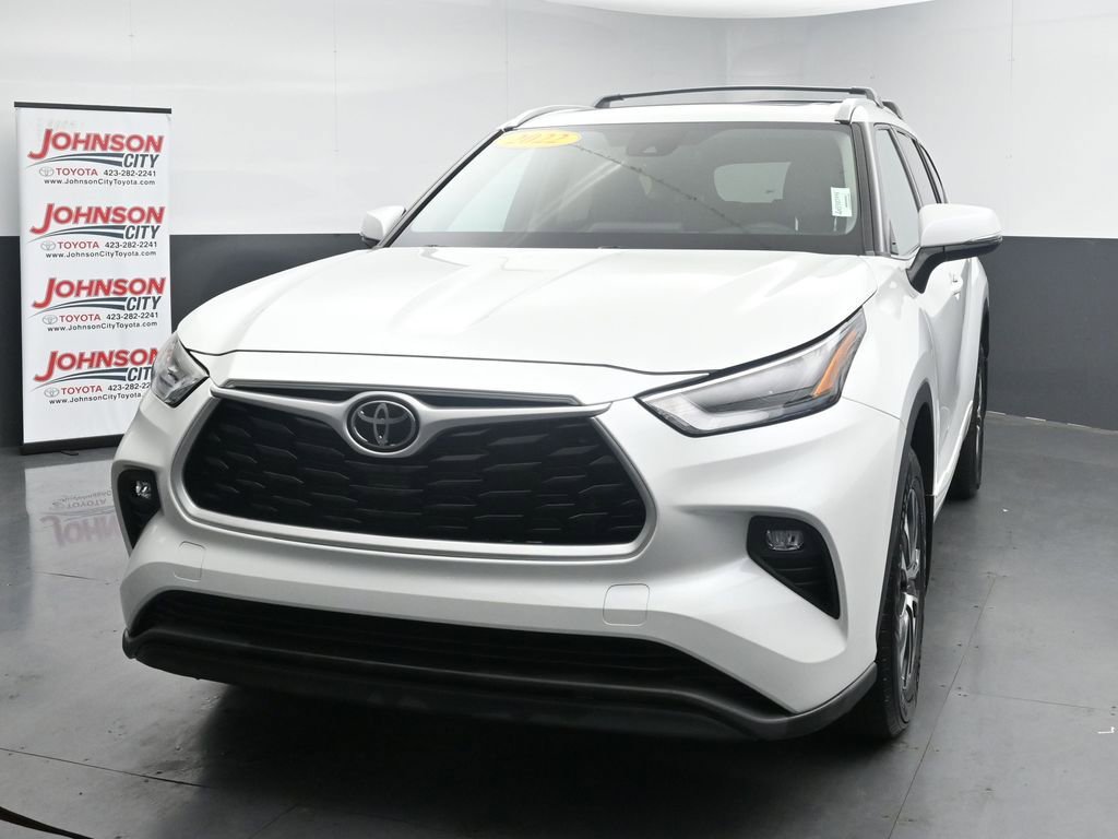 Used 2022 Toyota Highlander XLE AWD/4WD image 4