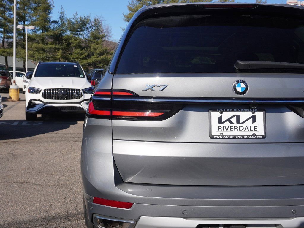 Used 2023 BMW X7 xDrive40i w/ Parking Assistance Package AWD/4WD image 15