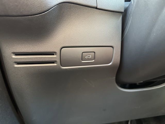 Certified 2025 Volvo XC40 B5 Core image 31