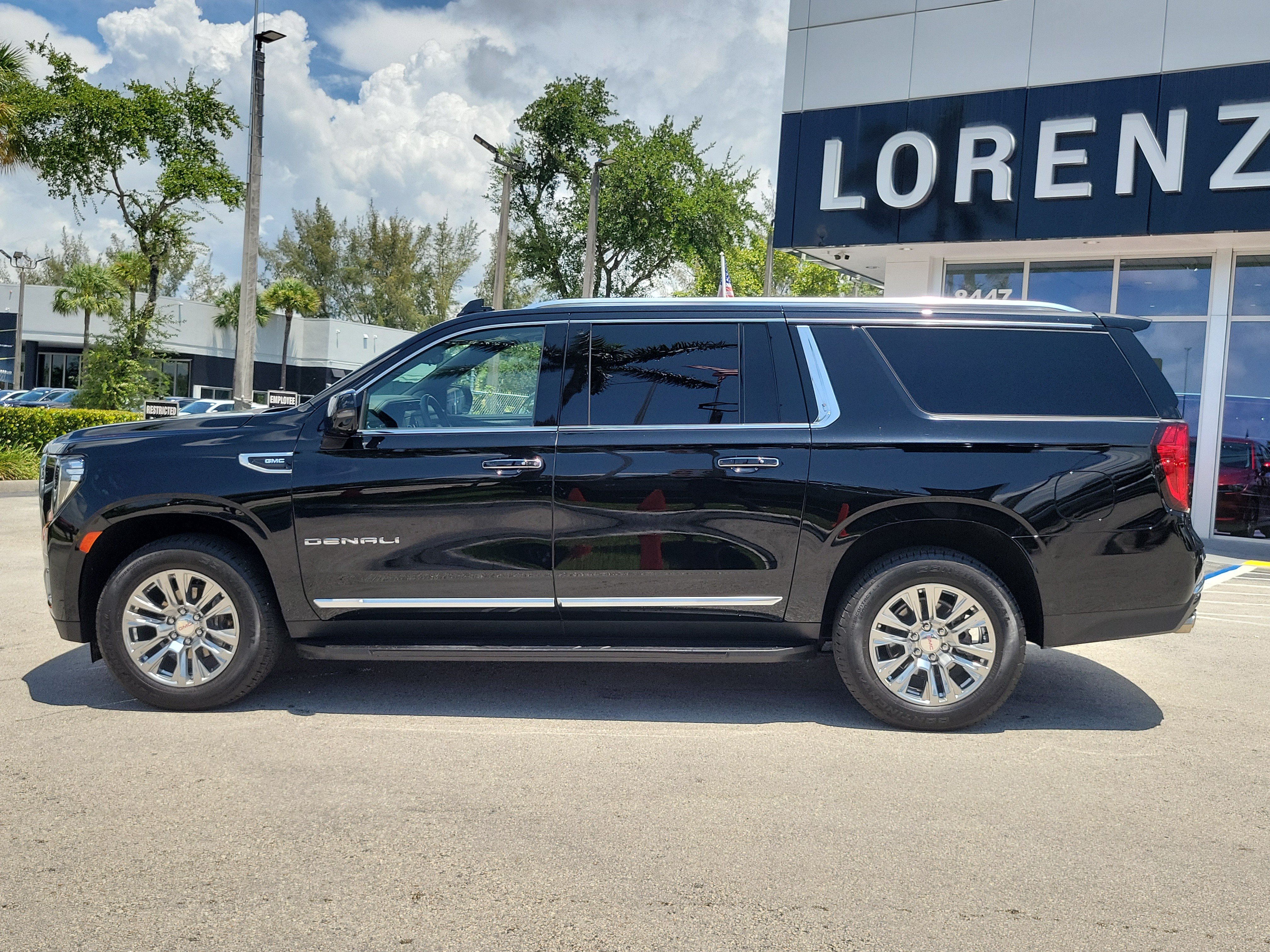 Used 2024 GMC Yukon XL Denali w/ Advanced Technology Package AWD/4WD image 8