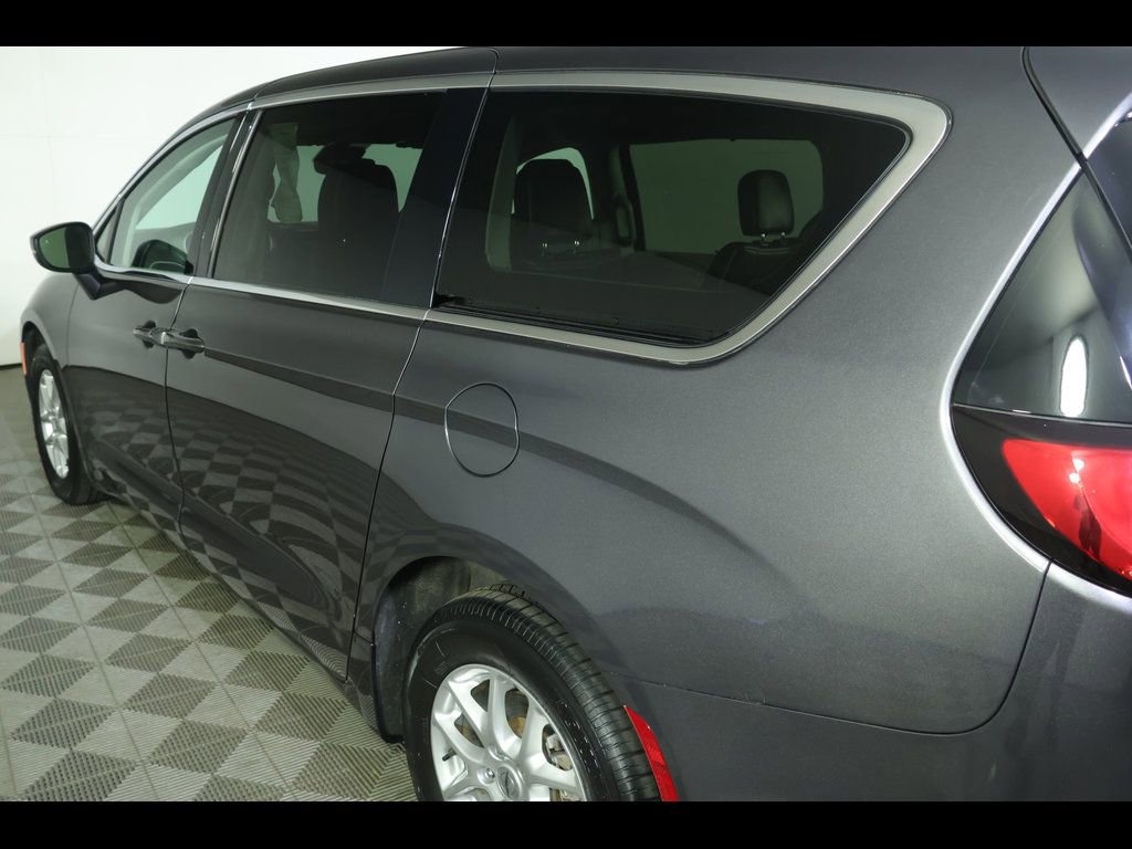 Used 2023 Chrysler Pacifica Touring-L FWD image 8
