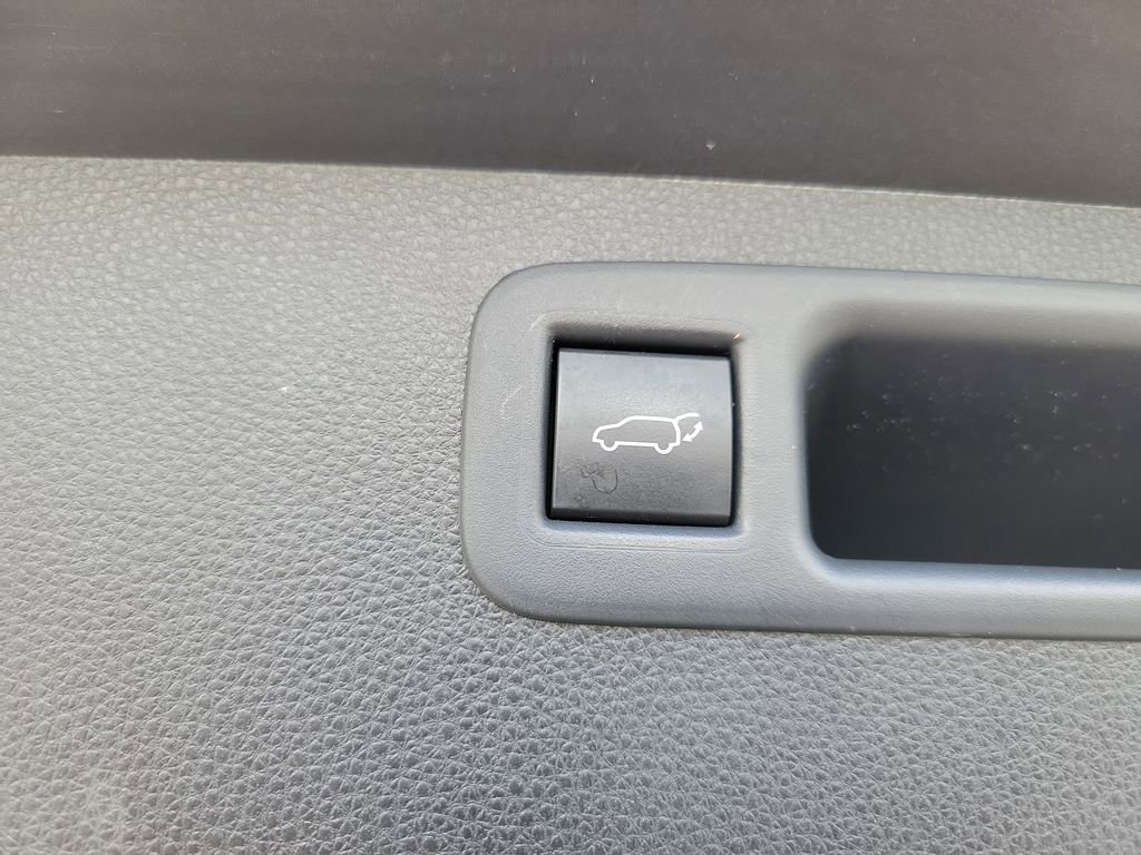 Used 2021 Toyota Highlander LE image 12