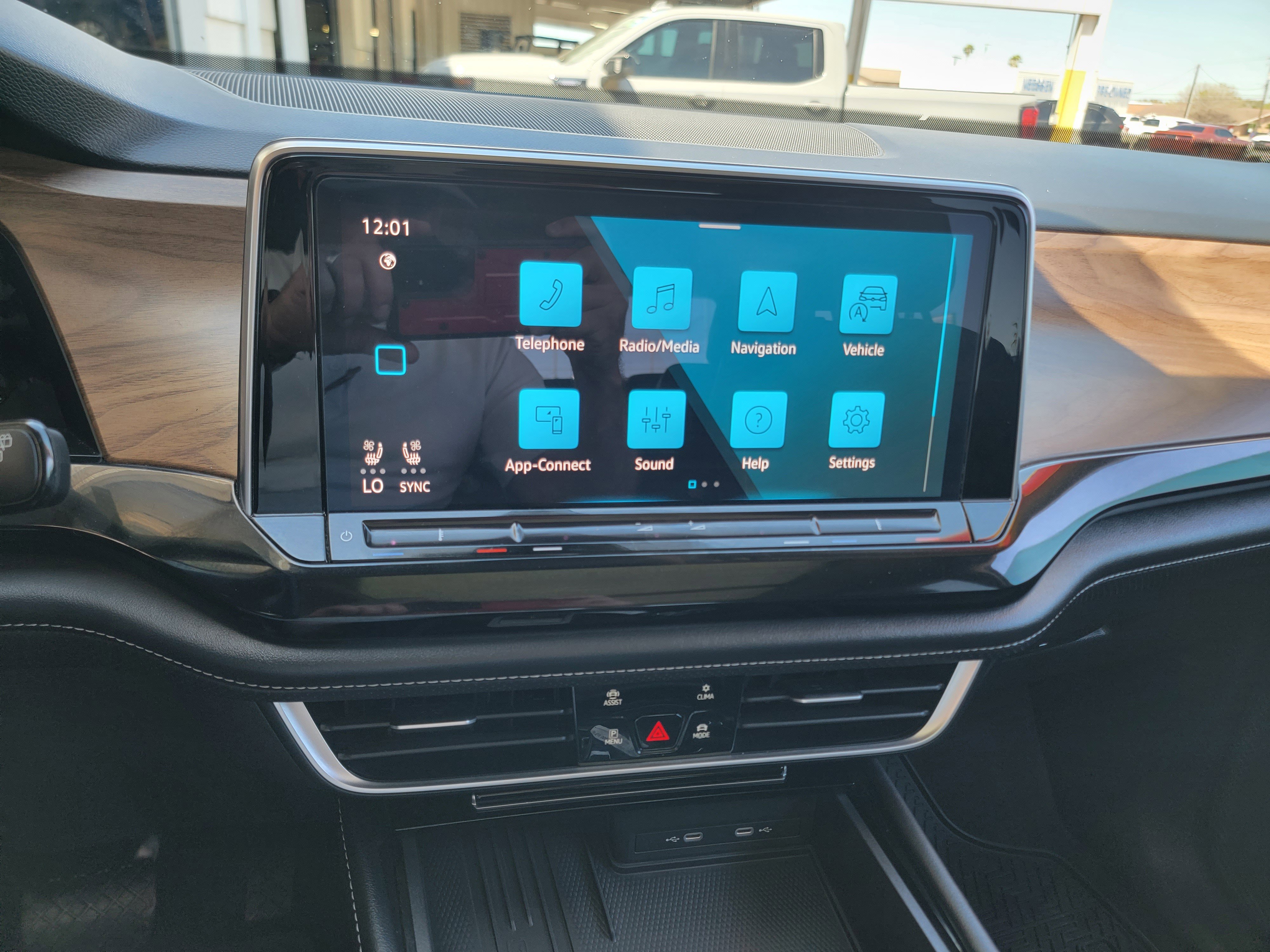 Used 2025 Volkswagen Atlas SE image 15