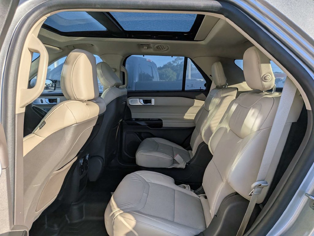 Used 2020 Ford Explorer Platinum w/ Premium Technology Package AWD/4WD image 12
