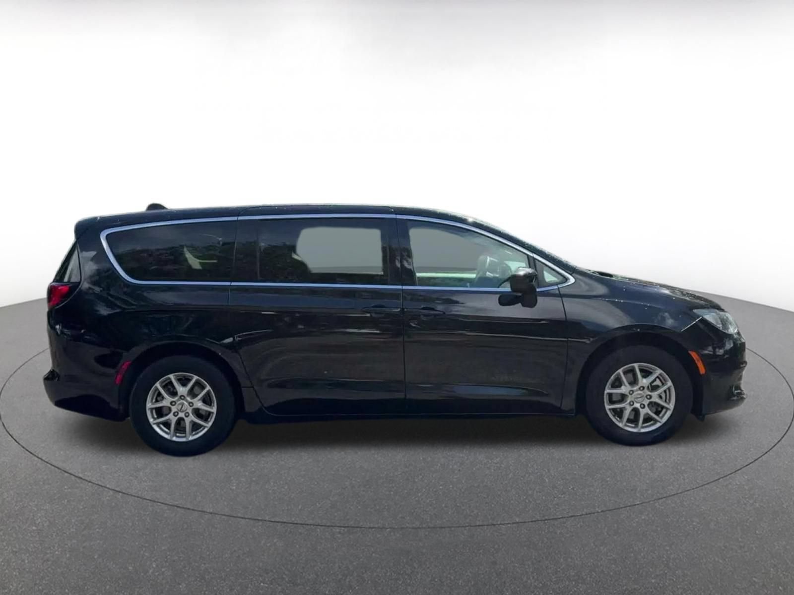Used 2024 Chrysler Voyager LX FWD image 15