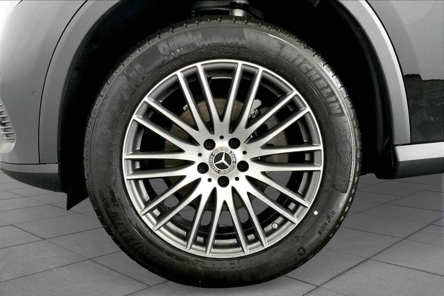 Used 2025 Mercedes-Benz GLC 300 4MATIC image 16