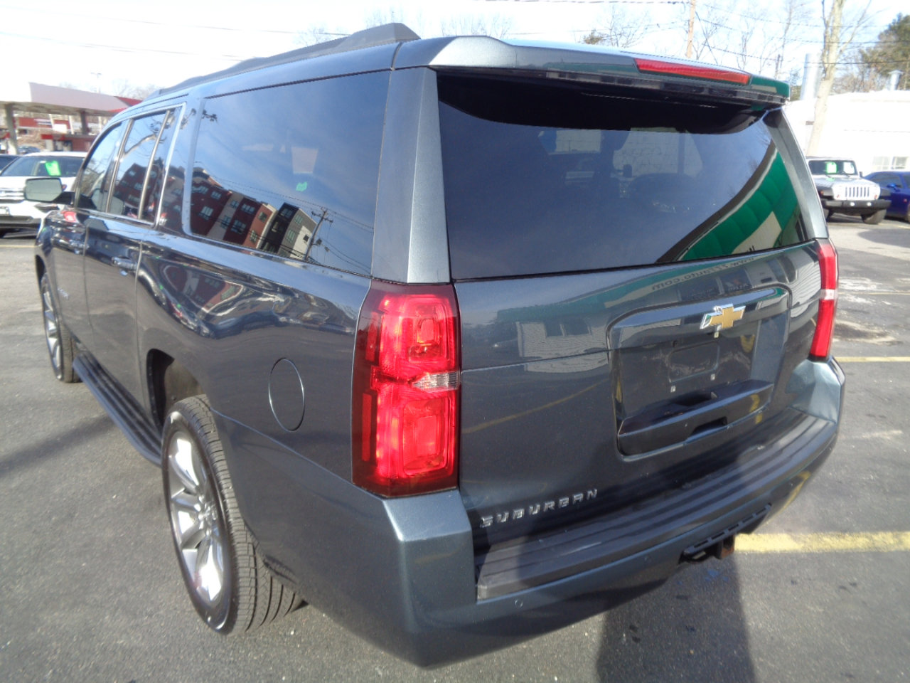 Used 2019 Chevrolet Suburban LT w/ Luxury Package image 17