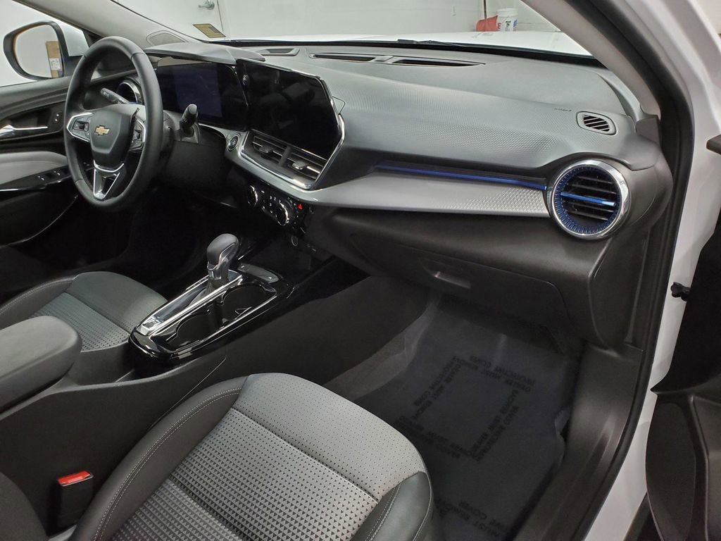 Used 2025 Chevrolet Trax LT w/ LT Convenience Package FWD image 12